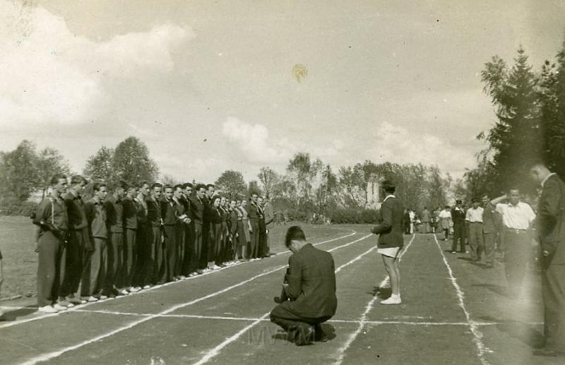 KKE 3468.jpg - Reprezentacja MKS "Lechia" na mecz lekkoatletyczny z MKS "MaturaGżycko", Giżycko, 1947 r.